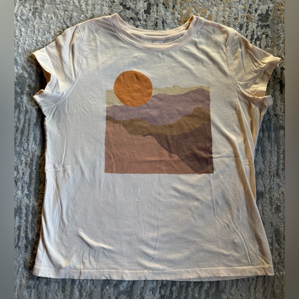 Universal Thread Women’s T-shirt. Large. E1